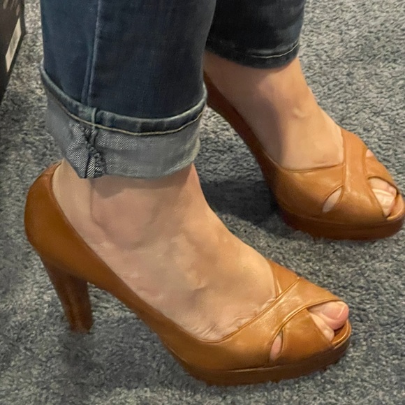 Stuart Weitzman Camel Brown Leather Platform Heel - Picture 3 of 10